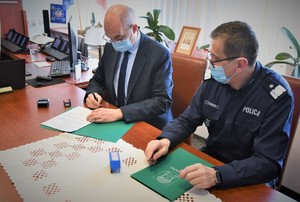 Prezydent Miasta Jaworzno oraz Komendant Wojewódzki Policji w Katowicach podpisują porozumienie.