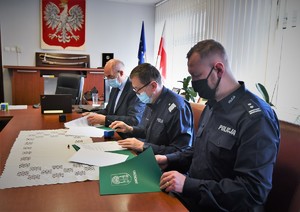 Prezydent Miasta Jaworzno, Komendant Wojewódzki Policji w Katowicach oraz Komendant Miejski Policji w Jaworznie podpisują porozumienie.