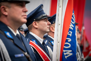 policjanci obok sztandaru