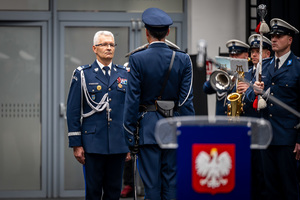 Policjant składa meldunek Komendantowi Wojewódzkiemu Policji w Katowicach