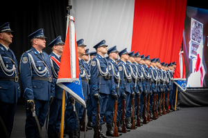 policjanci podczas uroczystości z okazji Narodowego Święta Niepodległości w śląskim garnizonie Policji