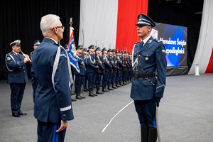 policjant składa meldunek Komendantowi Wojewódzkiemu Policji w Katowicach
