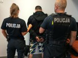 Zatrzymany 31-letni włamywacz w asyście dwóch policjantów