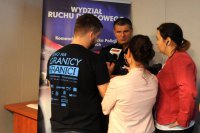 Podinspektor Włodzimierz Mogiła z WRD Katowice w trakcie odpowiedzi na liczne pytania ze strony przedstawicieli mediów