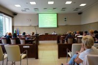 Przedstawiciel policji w trakcie swojego wystąpienia