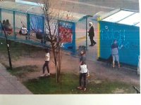 Monitoring miejski zarejestrował moment malowania tylnej ściany kiosku w centrum miasta