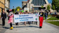 Przemarsz uczestników obchodów na płytę rynku