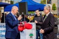 Prezydent Jaworzna podczas symbolicznego przekazanie kluczy do bram miasta.