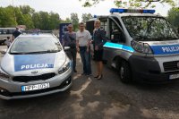 Wspólna fotografia policjantki z uczestnikami obchodów