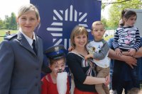 Sierżant Śliwińska w trakcie zabawy z dziećmi