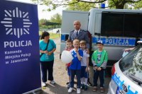 Wspólne zdjęcie komisarza Obarskiego z dziećmi