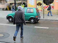 Jedno z wykroczeń popełnianych przez pieszych- przekraczanie drogi w miejscu niedozwolonym