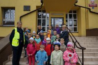 Wspólne zdjęcie policjantki z dziećmi