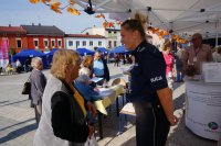 Rozmowa sierżant sztabowy Moniki Śliwińskiej z odwiedzającą stoisko kobietą