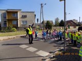 Policjantka pokazuje jak prawidłowo przechodzić przez drogę