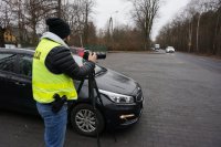 Policjant rejestrujący wykroczenia za pomocą aparatu fotograficznego