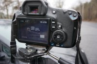 Policjant rejestrujący wykroczenia za pomocą aparatu fotograficznego