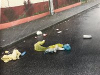 Porozrzucane na całej ulicy śmieci