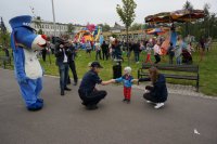 Policjantka w trakcie zabawy z dzieckiem