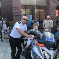 Policjant prezentujący policyjny motocykl