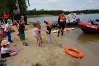 Grupa dzieci podczas wyciągania z wody osoby