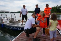 Policjanci prezentujący kamizelkę ratunkową