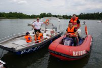 Służby prezentujące swojej motorówki