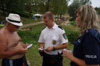 Funkcjonariusz Straży Miejskiej w czasie omawiania teamtu