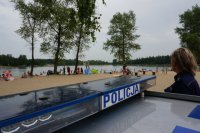 Policjantka obserwująca kąpielisko