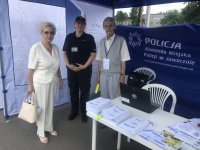 Policjantka z jaworznickimi seniorami