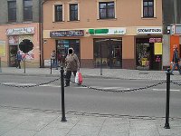 Starsza kobieta przechodząca przez drogę w miejscu niedozwolonym