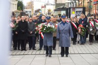 Delegacja policji w trakcie składania kwiatów