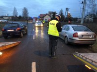 Policjanci pracujący na miejscu wypadku