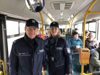 Policjanci w trakcie prowadzonej akcji w autobusie