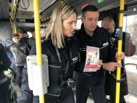 Policjanci w trakcie prowadzonej akcji w autobusie