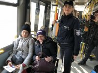 Policjanci w trakcie prowadzonej akcji w autobusie