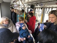 Policjanci w trakcie prowadzonej akcji w autobusie