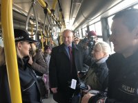 Policjanci w trakcie prowadzonej akcji w autobusie