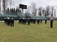 Ćwiczenia pododdziałów policji na stadionie miejskim