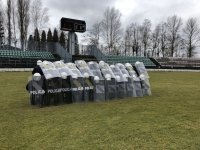 Ćwiczenia pododdziałów policji na stadionie miejskim