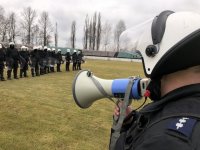 Ćwiczenia pododdziałów policji na stadionie miejskim