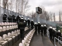 Ćwiczenia pododdziałów policji na stadionie miejskim