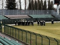 Ćwiczenia pododdziałów policji na stadionie miejskim