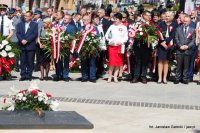 Policjanci złożyli kwiaty pod pomnikiem