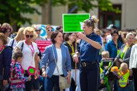 Policjantka nadzorująca przejście korowodu