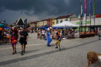 Rynek wypełniony zabawą z dziećmi