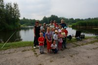 Grupowe zdjęcie uczestników Wakacyjnego Koła Wędkarskiego