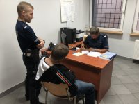 Czynności z zatrzymanym kierowcą prowadzone przez policjantów