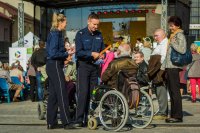 Policjanci wręczają elementy odblakskowe