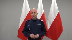 na zdjęciu jest KOMENDANT GŁÓWNY POLICJI NA TLE FLAG POLSKI